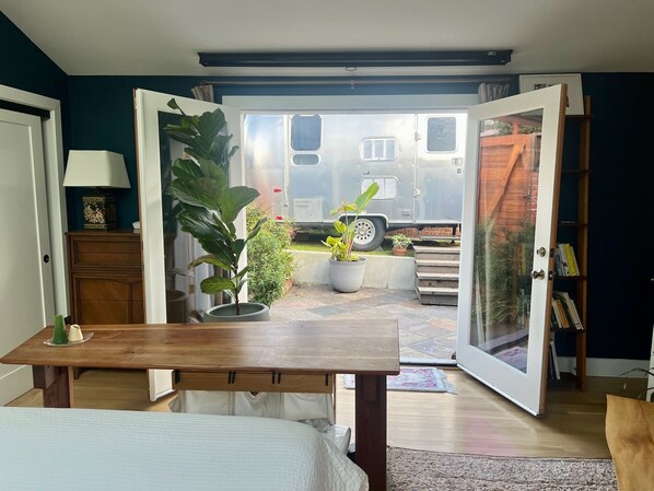 3 habitaciones, escritorio y tabla de planchar con plancha