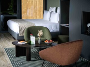 Safe på rommet, skrivebord, blendingsgardiner og lydisolert