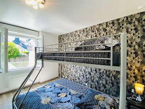 4 chambres, bureau, fer et planche à repasser, lit de bébé portatif