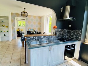 Fridge, microwave, oven, stovetop - Spacious townhouse - 2 self-contained apartments for flexible living (Quimperlé)