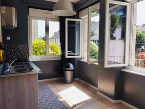 Fridge, microwave, oven, stovetop - Spacious townhouse - 2 self-contained apartments for flexible living (Quimperlé)