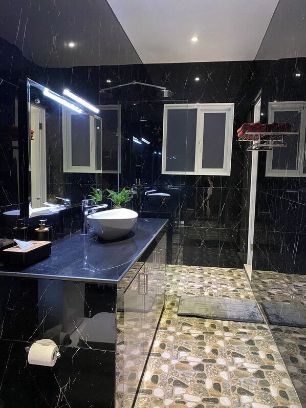 Ducha, secador de pelo, toallas y jab�ón