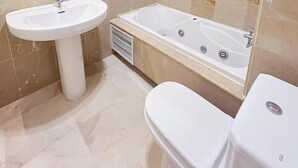 Căn hộ, ban công, quang cảnh bãi biển | Phòng tắm