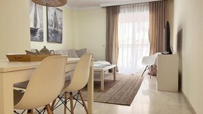 Leilighet, balkong, strandutsikt | Oppholdsområde | Flatskjerm-TV