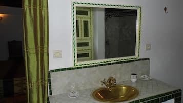 Kamar Quadruple, patio, pemandangan halaman | Kamar mandi