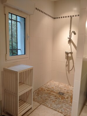 Shower, hair dryer, towels, soap - Mas Picton, 4 bedroom house with swimming pool, 10 min from the beach (Argelès-sur-Mer)