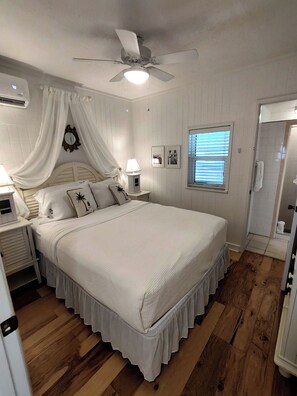 2 bedrooms, desk, iron/ironing board, WiFi - #2108 Sand Dune Bungalow (Bradenton Beach)