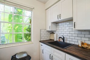 ثلاجة، ميكروويف، موقد طهي مسطح، غسالة أطباق