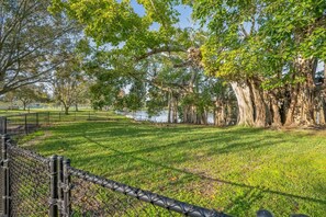 المنطقة المحيطة بالمنشأة