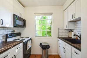 Fridge, microwave, stovetop, dishwasher