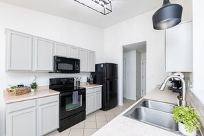 Réfrigérateur, micro-ondes, four, plaque de cuisson