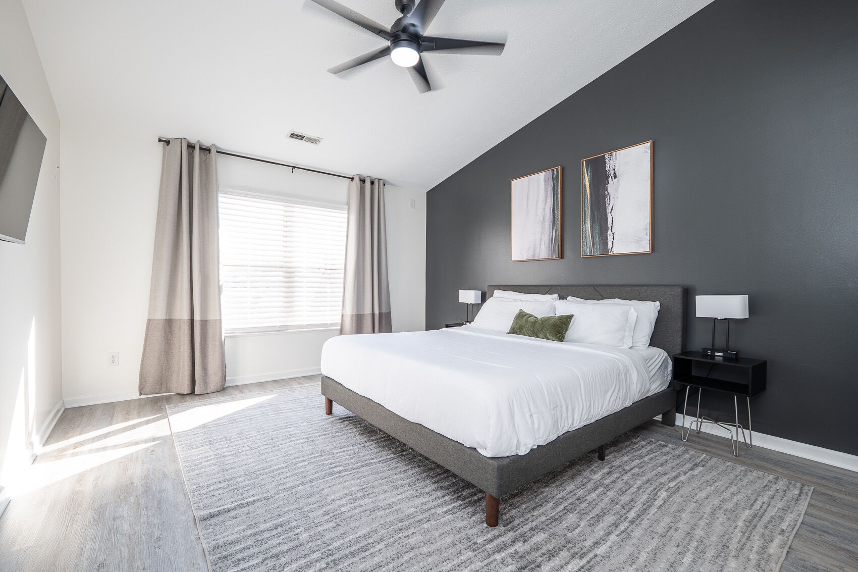 3 habitaciones, tabla de planchar con plancha y cuna de viaje 