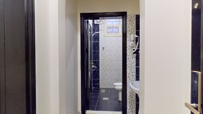 Deluxe Studio | Bathroom | Separate tub and shower, towels, soap, shampoo - Al Hijrah Hotel Apartments (Madinah)