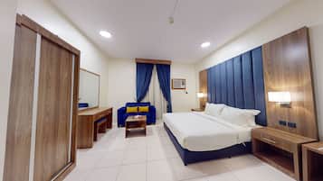 Cortinas blackout y tabla de planchar con plancha