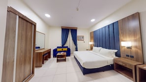 Cortinas blackout y tabla de planchar con plancha