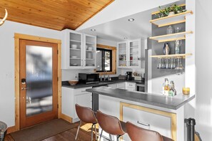 Fridge, microwave, oven, stovetop - Beautiful Vacation Home On Arnold palmer Golf Course In Big Sky Meadow. (Big Sky)