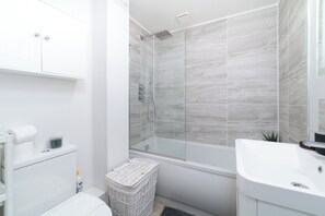 Sèche-cheveux, serviettes fournies, papier toilette