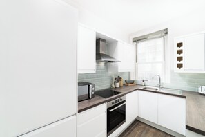 Køleskab, mikrobølgeovn, ovn, kogeplade