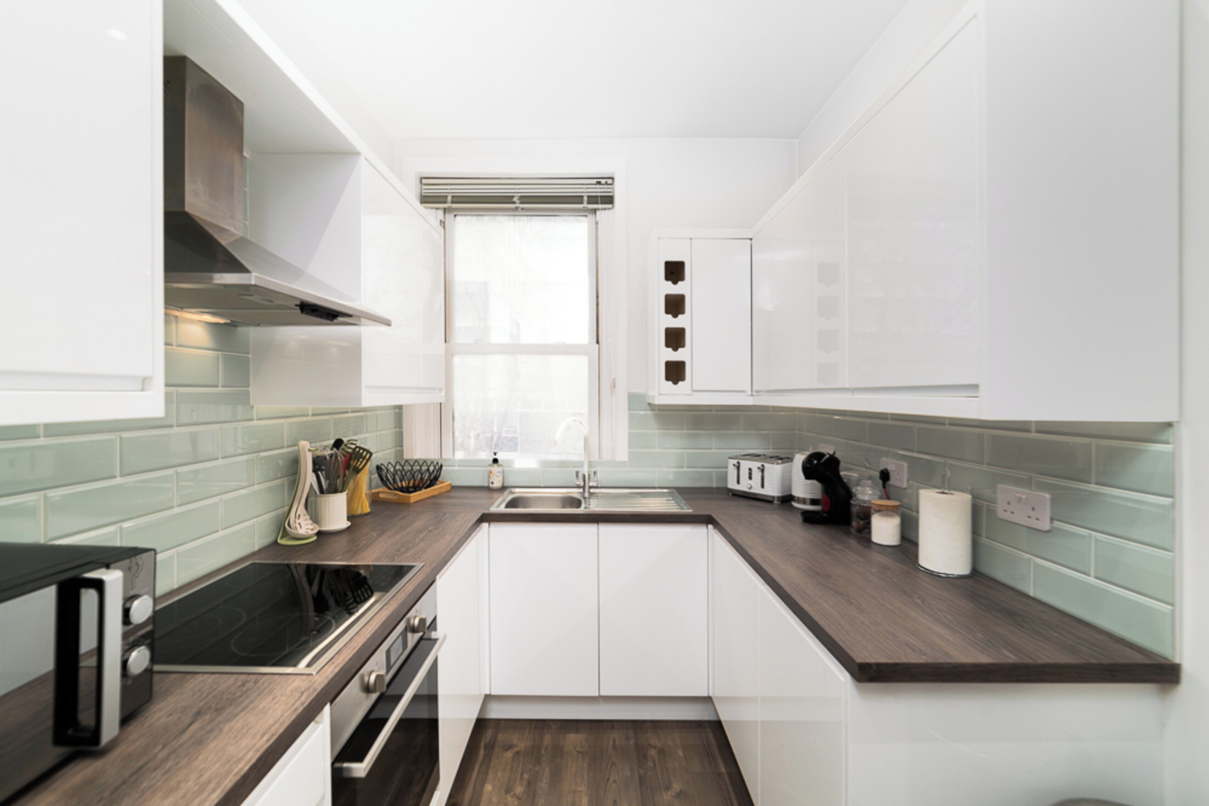 Frigorífico, microondas, horno y placa de cocina