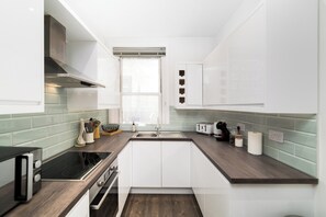 Kjøleskap, mikrobølgeovn, ovn og kokeplater