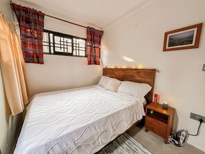 1 bedroom, WiFi, bed sheets - Cosy Urban Container Stay With WiFi & Home Cinema (Kampala)