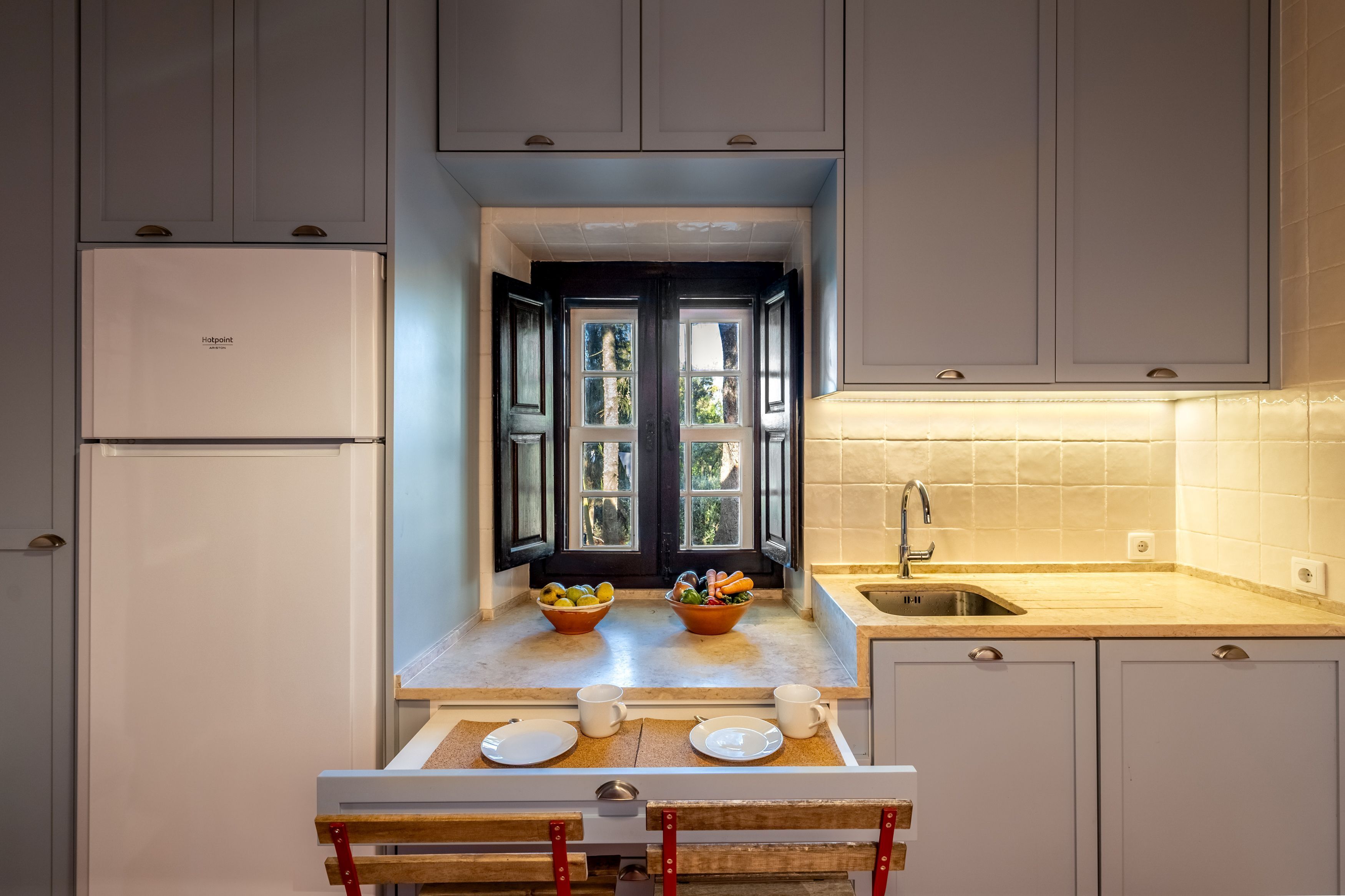 Kühlschrank, Mikrowelle, Ofen, Herdplatte