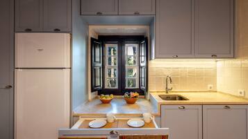 KĂŒhlschrank, Mikrowelle, Ofen, Herdplatte