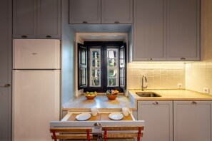 Een koelkast, een microgolfoven, een oven, een kookplaat