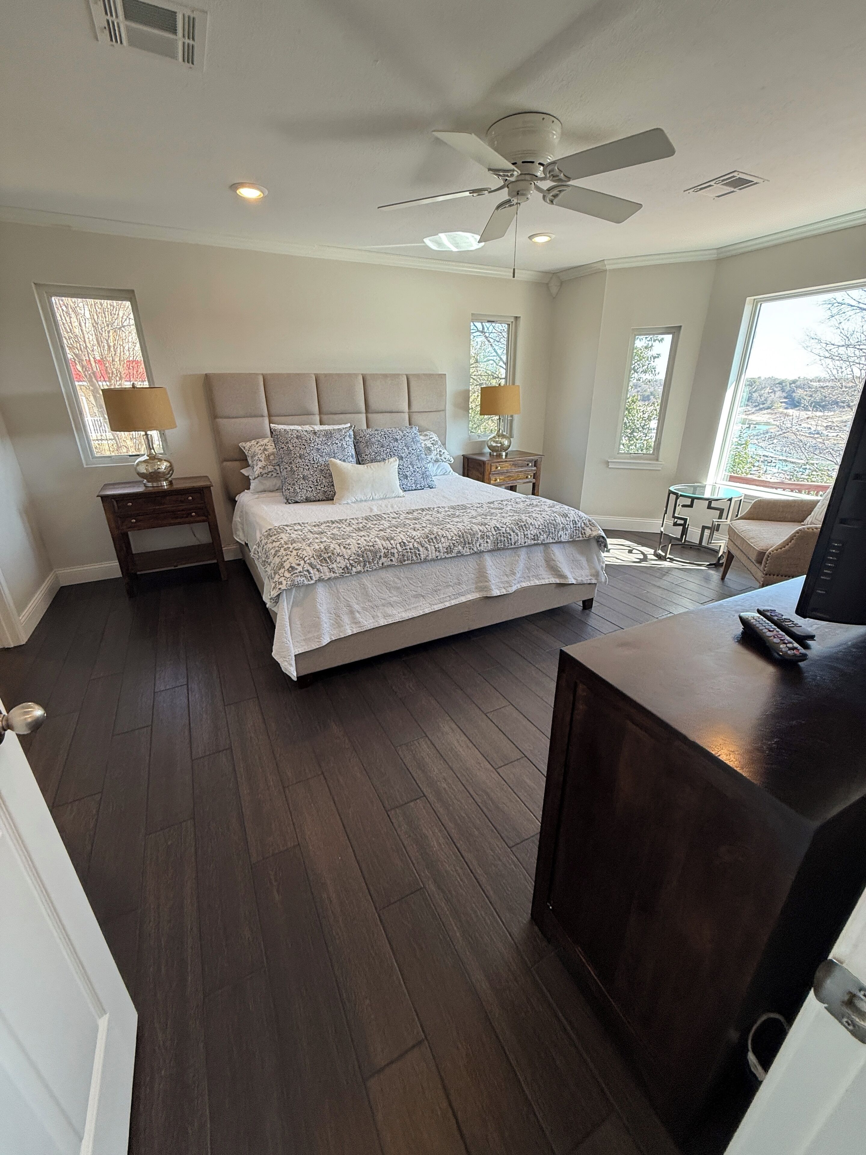 6 多间卧室、熨斗/熨衣板、WiFi、床单