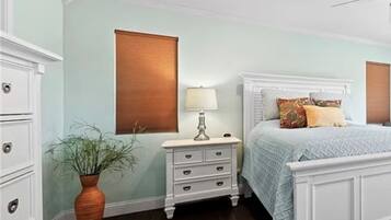 6 bedrooms, iron/ironing board, WiFi, bed sheets