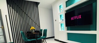 HOME AWAY 4BR LUXURY HOUSE
FAMILY FRUENDLY AND PET FRIENDLY
CITY  CENTRE