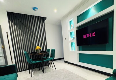 HOME AWAY 4BR LUXURY HOUSE
FAMILY FRUENDLY AND PET FRIENDLY
CITY  CENTRE