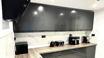 Een koelkast, een magnetron, een oven, een kookplaat