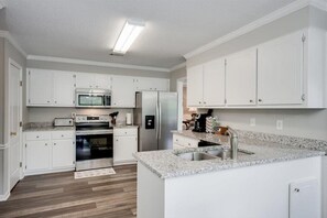 Een koelkast, een microgolfoven, een oven, een kookplaat