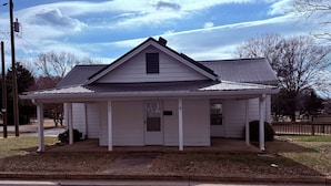 A single-story house with a gabled roof and a covered porch. - Downtown Convenience near Lake Norman (Mooresville)
