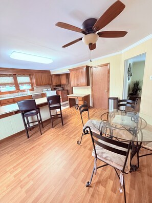 Dining - Downtown Convenience near Lake Norman (Mooresville)