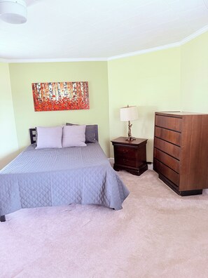2 bedrooms, desk, iron/ironing board, free WiFi - Downtown Convenience near Lake Norman (Mooresville)