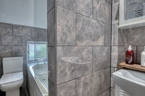 Hårføner, bidé, håndklær og toalettpapir