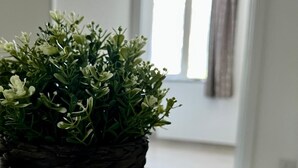 Eine Blumentopf-Pflanze auf einem Tisch mit karierter Tischdecke.