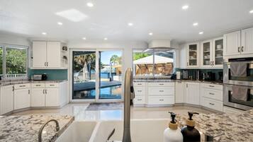 冷蔵庫、電子レンジ、オーブン、コンロ