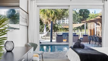 テレビ、暖炉、書庫