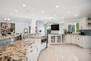 冷蔵庫、電子レンジ、オーブン、コンロ