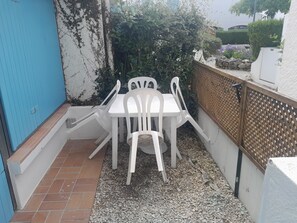 Outdoor dining -
500 m beach studio cabin in residence Cap Atlantic, St Palais/mer swimming pool (Saint-Palais-sur-Mer)