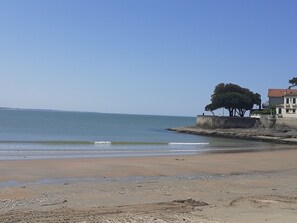 Sun loungers - 
500 m beach studio cabin in residence Cap Atlantic, St Palais/mer swimming pool (Saint-Palais-sur-Mer)