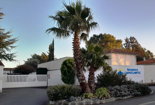 Miscellaneous -
500 m beach studio cabin in residence Cap Atlantic, St Palais/mer swimming pool (Saint-Palais-sur-Mer)