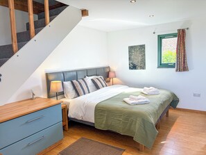 1 bedroom, iron/ironing board, free WiFi, bed sheets - Quiet chalet with beautiful rural and sea views near St Nectan's waterfall. (Trethevy)
