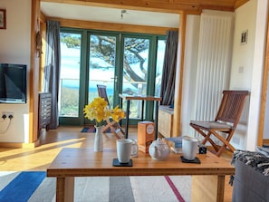 Smart TV, fireplace - Quiet chalet with beautiful rural and sea views near St Nectan's waterfall. (Trethevy)
