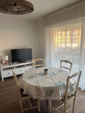 Interior - Small cocoon of 33m2, beautiful sea view, 50 m from the beach (Camiers)