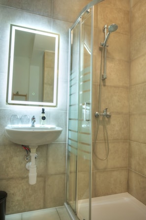 Dusche, Haartrockner, Handtücher, Toilettenpapier