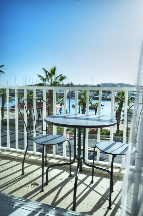 Outdoor dining - Spacious seafront 2 bedrooms with hot tub GOGZR-5 (Gzira)